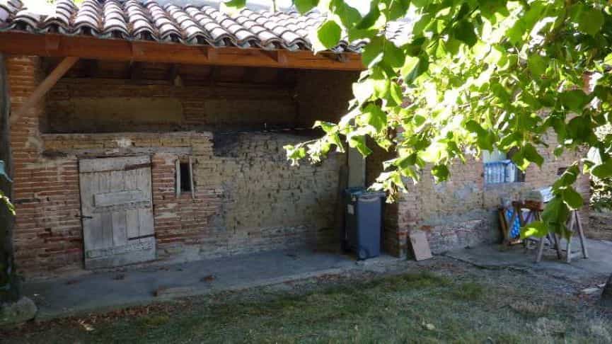 House in Saint-Nicolas-de-la-Grave, Midi-Pyrenees 10098793