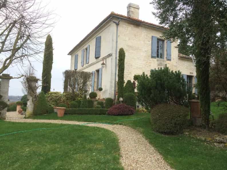 House in Puymoyen, Nouvelle-Aquitaine 10098801