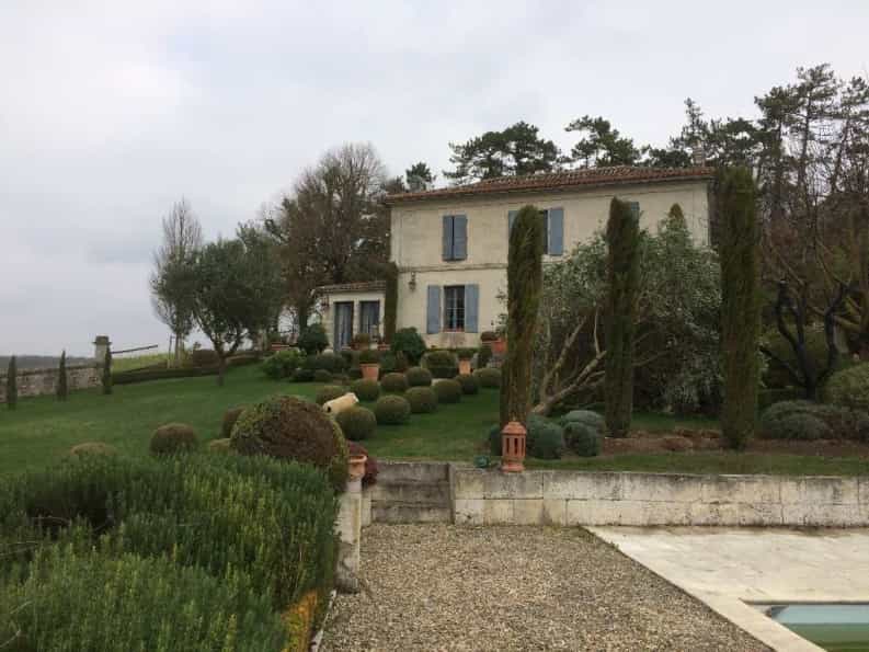 House in Puymoyen, Nouvelle-Aquitaine 10098801