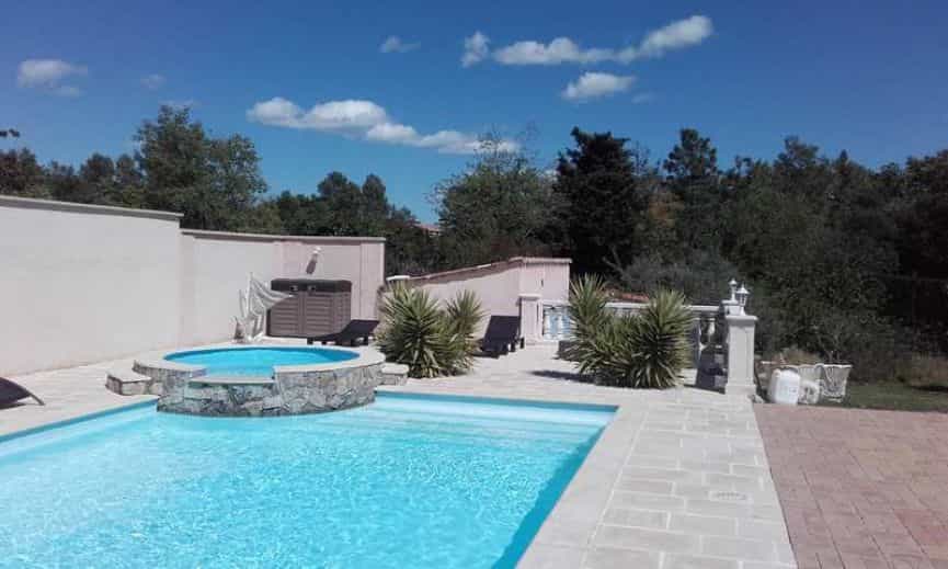 Talo sisään Bagnols-en-Foret, Provence-Alpes-Cote d'Azur 10098807
