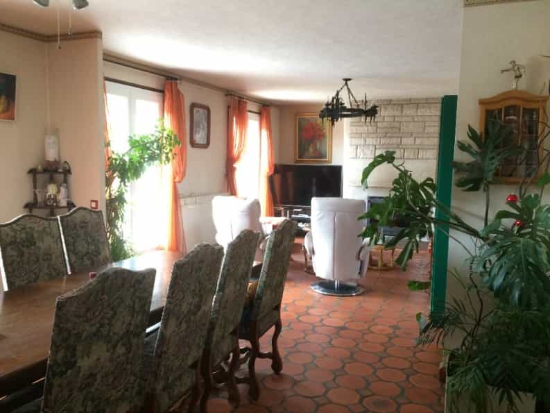 House in Angouleme, Nouvelle-Aquitaine 10098812