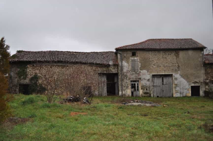 אַחֵר ב Cherves-Chatelars, Poitou-Charentes 10098827