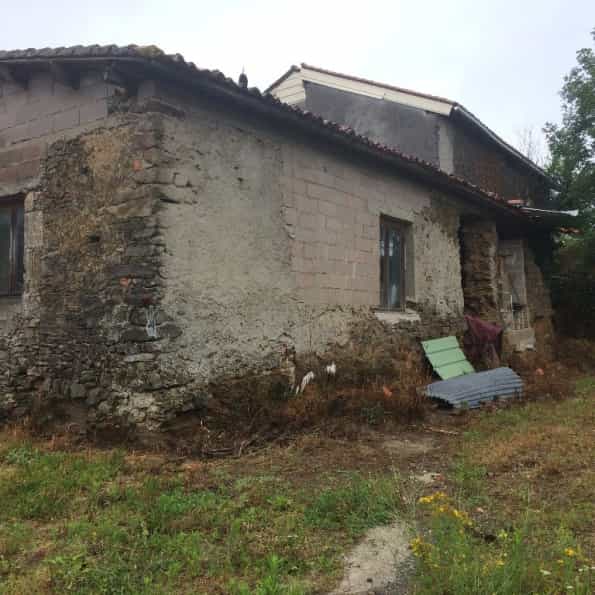 Huis in La Rochefoucauld, Poitou-Charentes 10098828