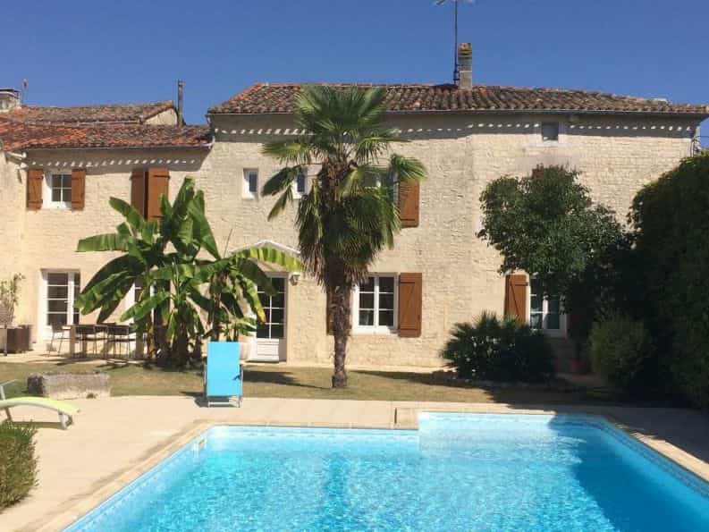 House in Angouleme, Nouvelle-Aquitaine 10098840