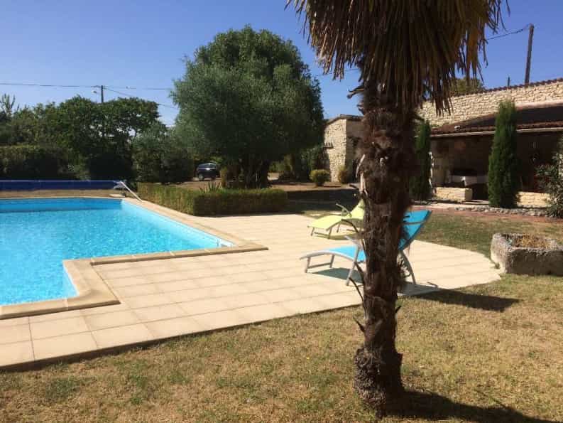 House in Angouleme, Nouvelle-Aquitaine 10098840