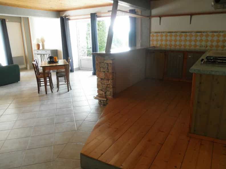 房子 在 Chazelles, Poitou-Charentes 10098849