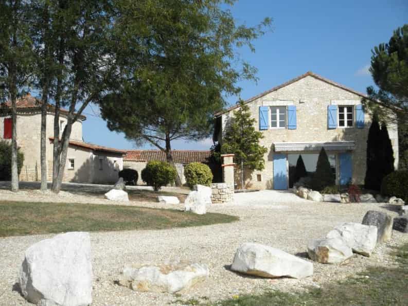 Rumah di Chazelles, Nouvelle-Aquitaine 10098849