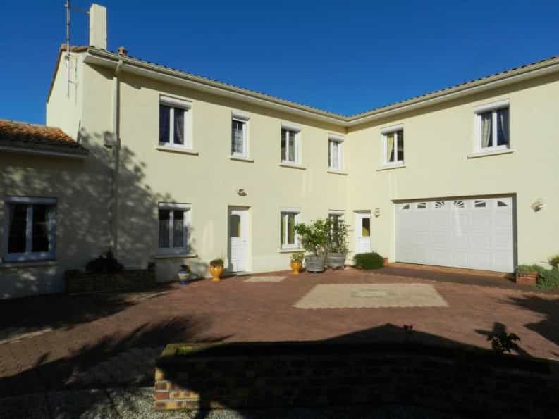 房子 在 Saint-Michel, Poitou-Charentes 10098861
