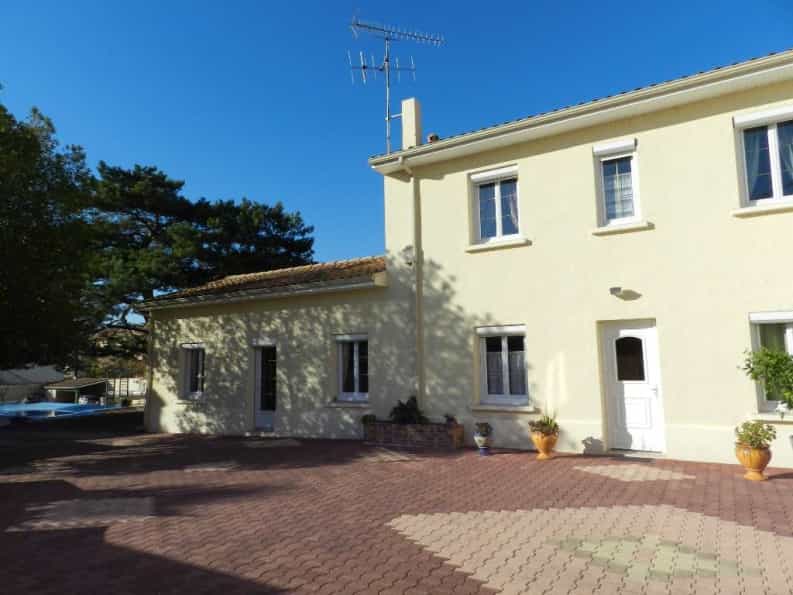 House in Saint-Michel, Nouvelle-Aquitaine 10098861