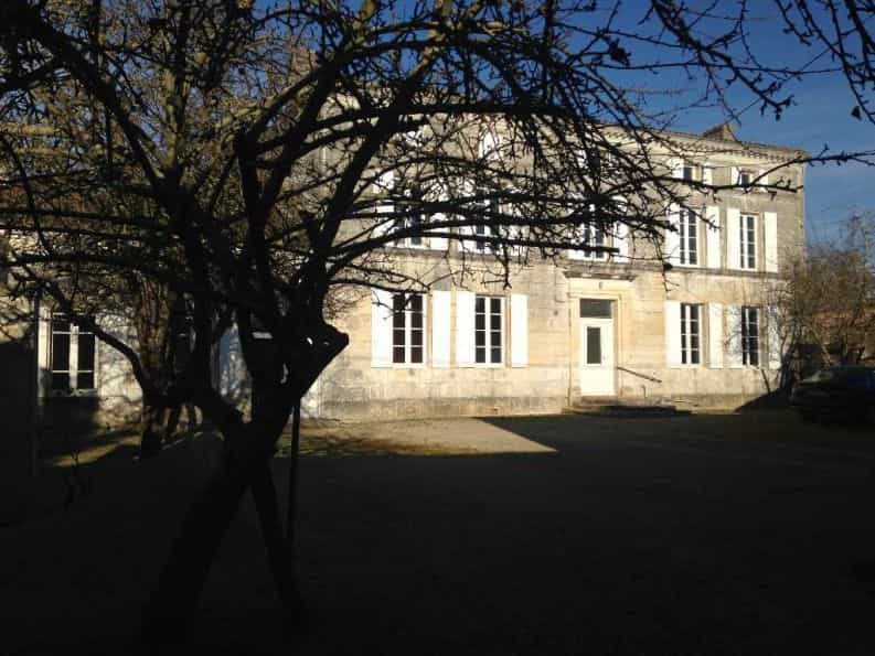 Rumah di Saintes, Nouvelle-Aquitaine 10098864