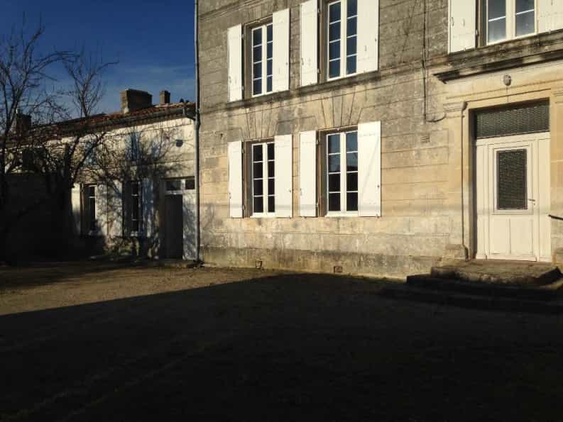 Talo sisään Saintes, Nouvelle-Aquitaine 10098864