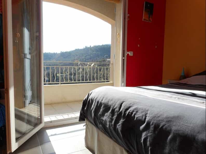 σπίτι σε Roquebrune-sur-Argens, Provence-Alpes-Cote d'Azur 10098880