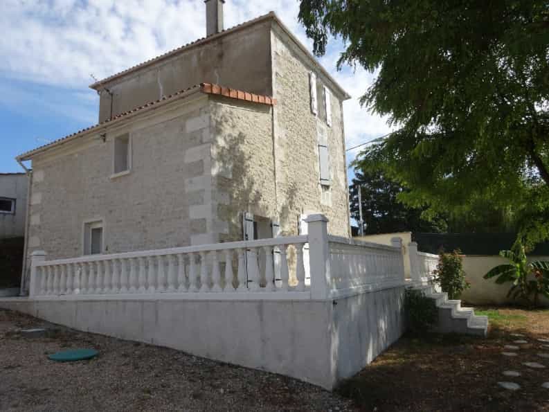 House in Angouleme, Nouvelle-Aquitaine 10098924