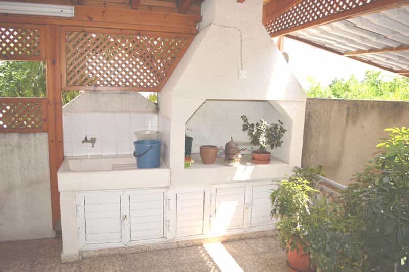 Talo sisään Feneromani, Larnaca 10098944