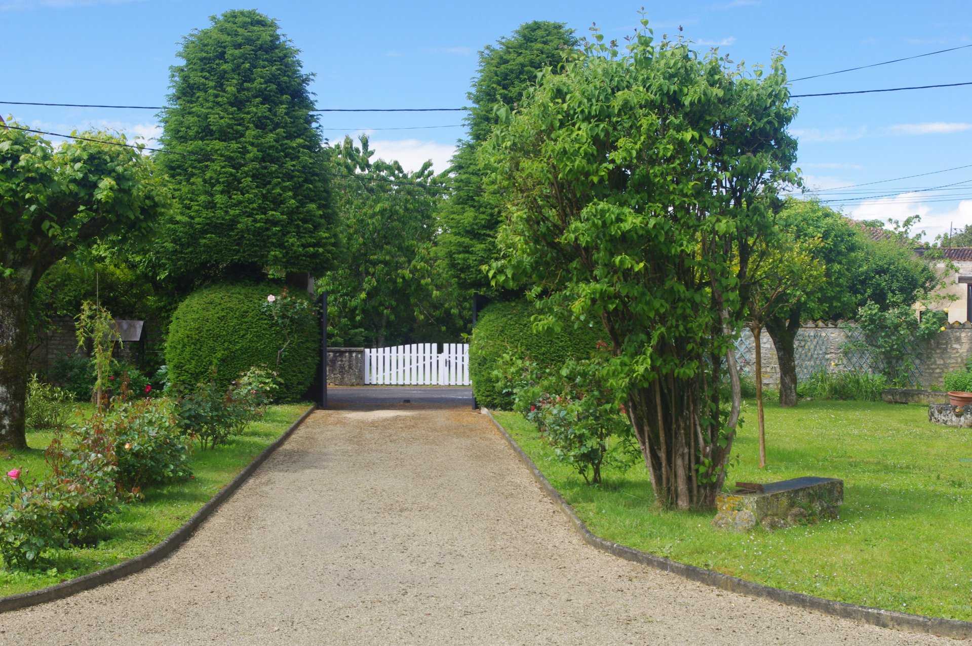 Casa nel Verteuil-sur-Charente, Nuova Aquitania 10099257