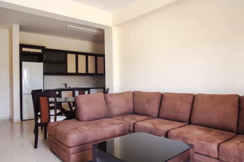 Condominium in Kissonerga, Pafos 10099455