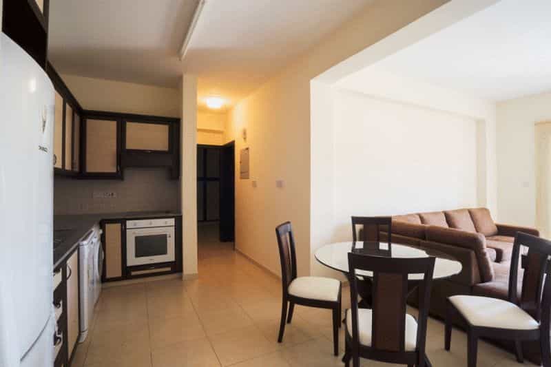 Condominium in Kissonerga, Pafos 10099455