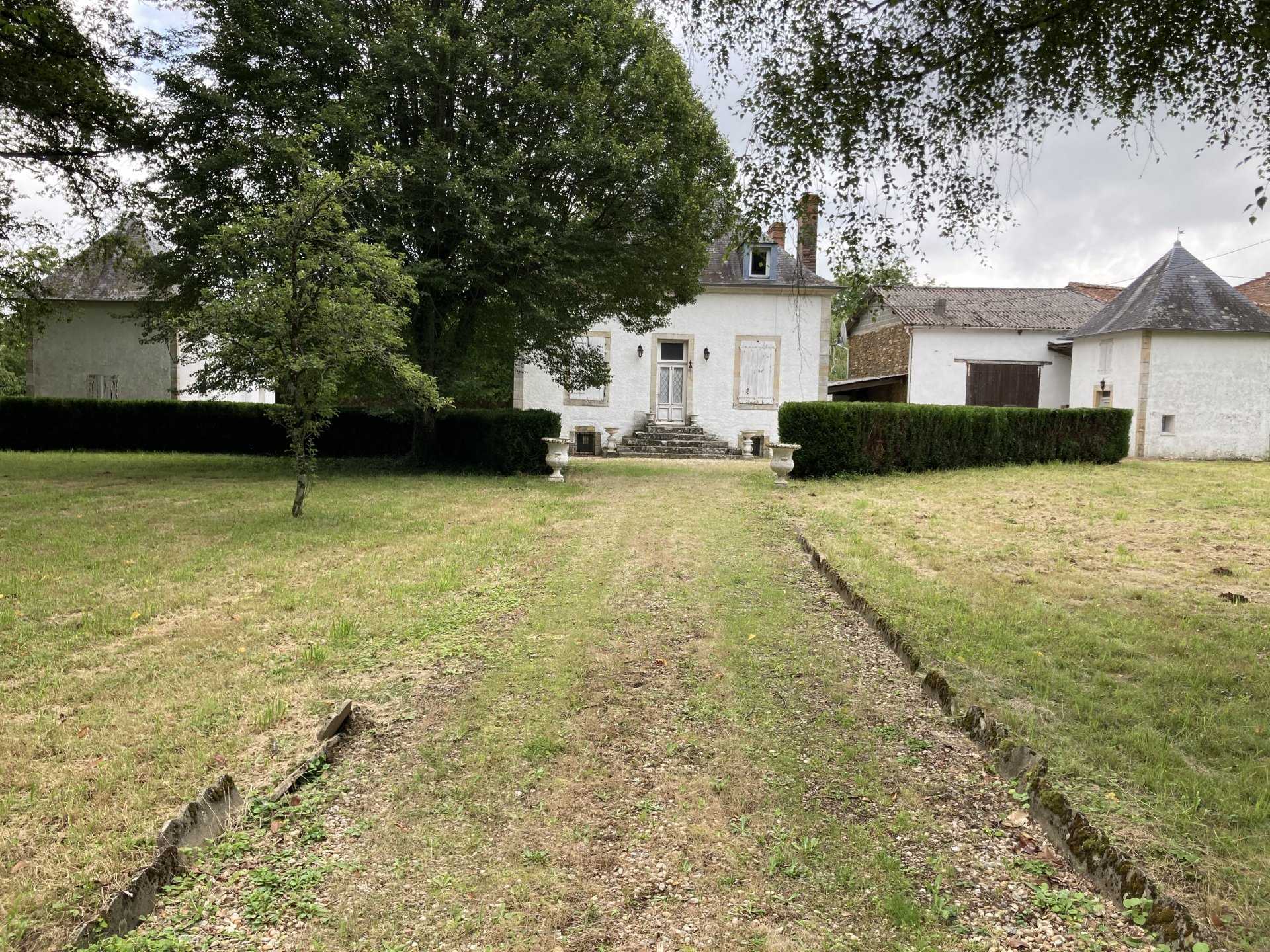 House in Bellac, Nouvelle-Aquitaine 10100099