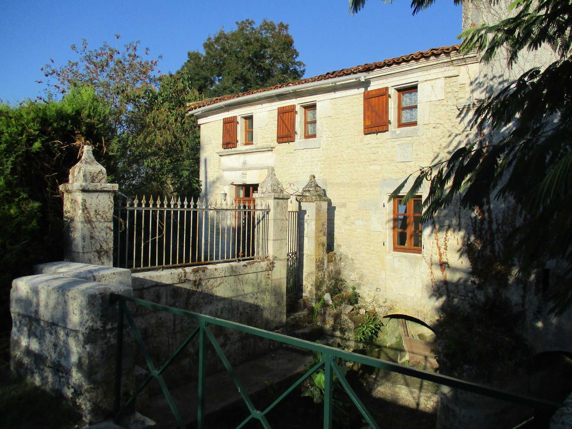 Будинок в Jonzac, Poitou-Charentes 10100604