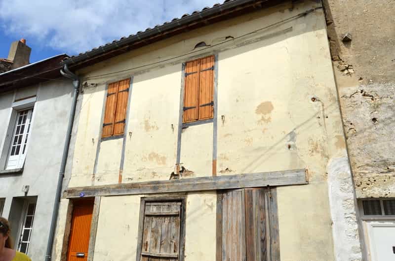 Eigentumswohnung im Ruffec, Poitou-Charentes 10100800