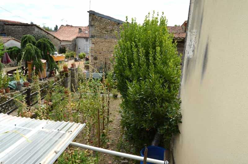 公寓 在 Ruffec, Poitou-Charentes 10100800