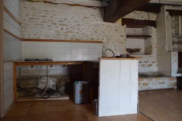 公寓 在 AUNAC, Poitou-Charentes 10100811