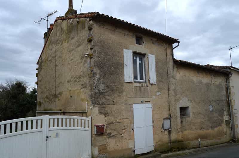 Condominium in Aunac, Nouvelle-Aquitaine 10100848