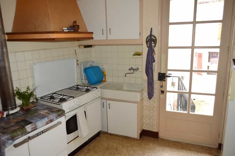公寓 在 Benest, Poitou-Charentes 10100853