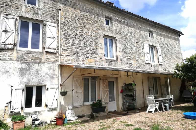 Condominium in Villefagnan, Nouvelle-Aquitaine 10100886