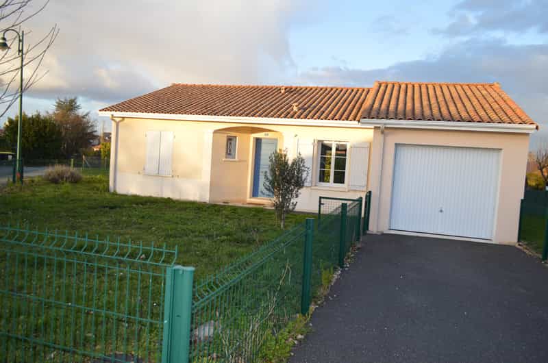 rumah dalam Ruffec, Nouvelle-Aquitaine 10100890