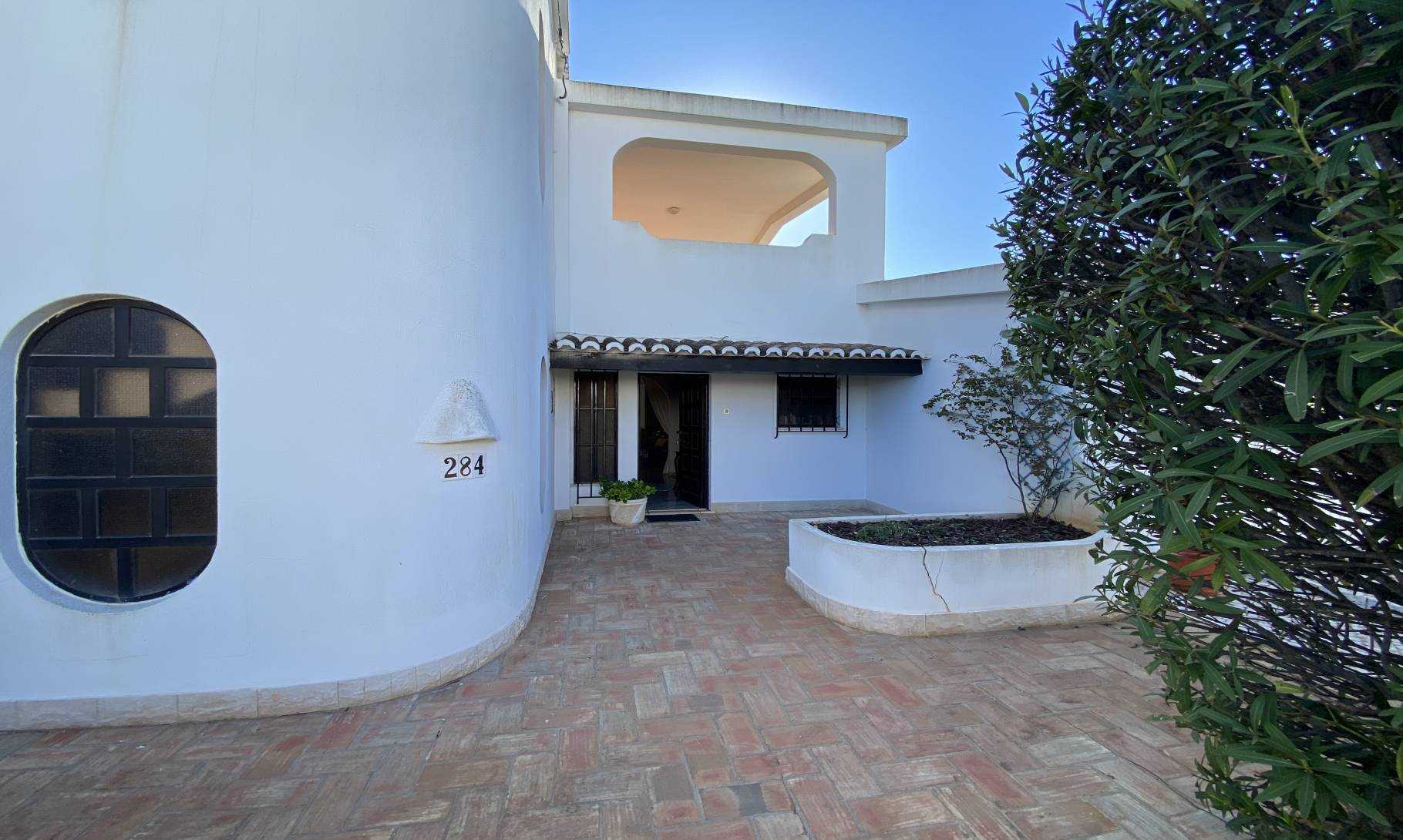 House in Mexilhoeira Grande, Algarve Western 10100893