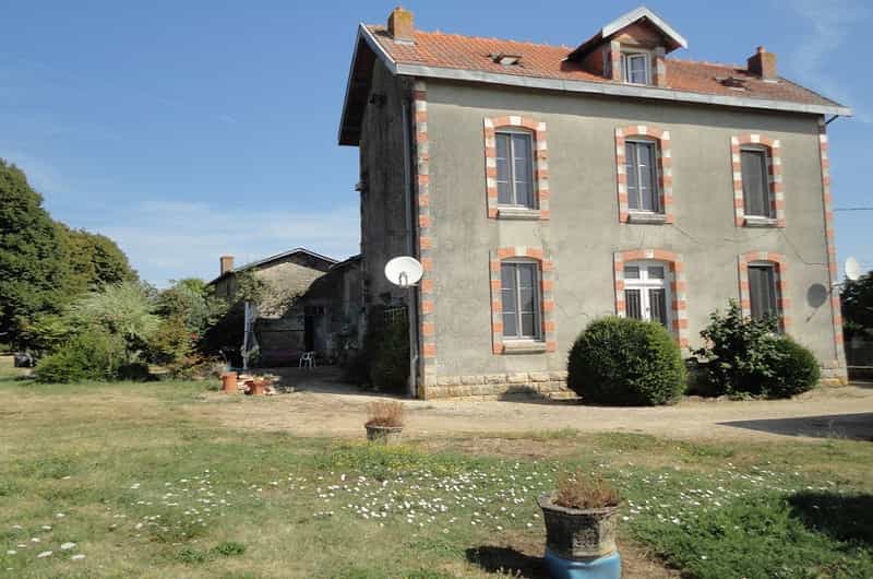House in Pleuville, Nouvelle-Aquitaine 10100895