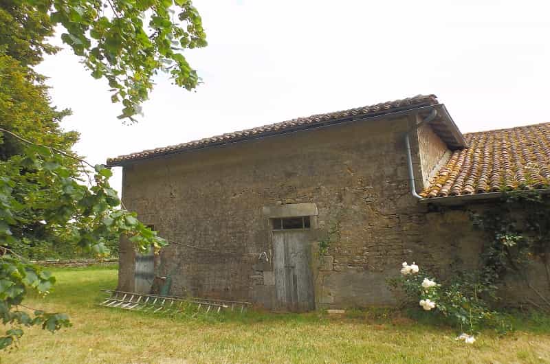 жилой дом в PLEUVILLE, Poitou-Charentes 10100895