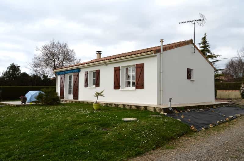 Rumah di RUFFEC, Poitou-Charentes 10100900