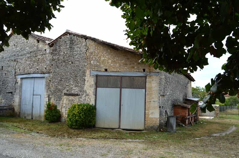公寓 在 Aunac, Poitou-Charentes 10100940