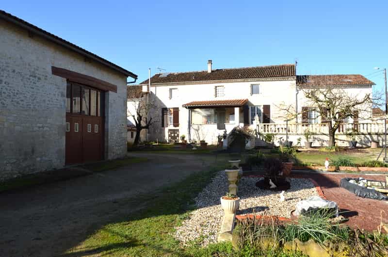 Talo sisään Ruffec, Poitou-Charentes 10100972