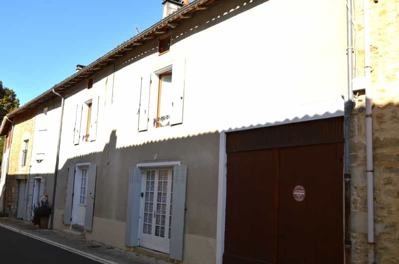 عمارات في Nanteuil-en-Vallee, Poitou-Charentes 10100988