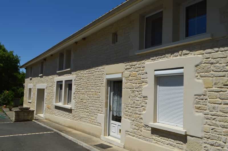 Condominium in Tusson, Nouvelle-Aquitaine 10101014