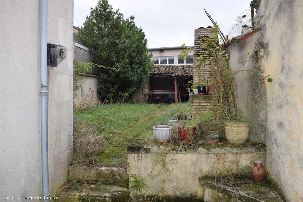 Talo sisään Civray, Poitou Charentes 10102005