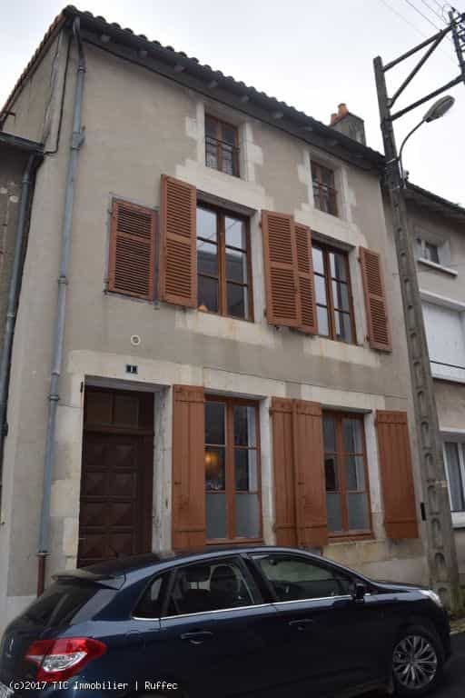 rumah dalam Civray, Poitou Charentes 10102005