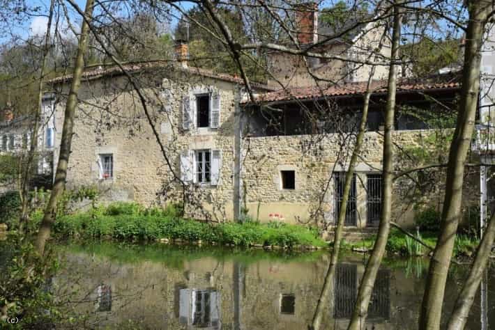 σπίτι σε Civray, Nouvelle-Aquitaine 10102035