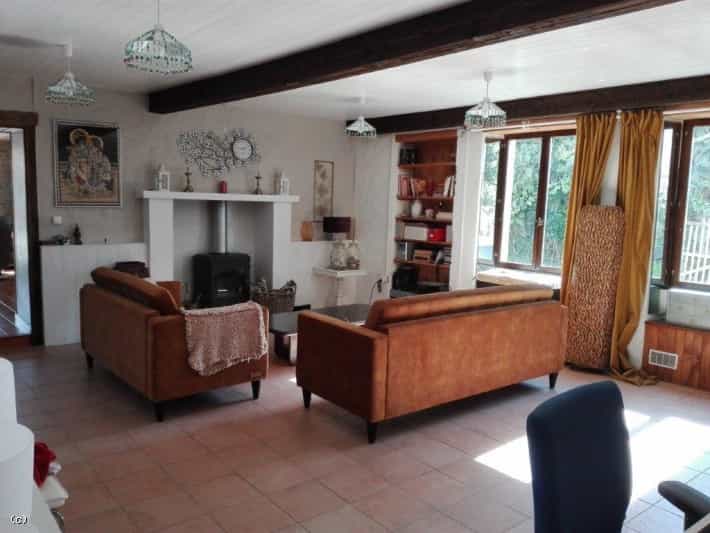 بيت في Civray, Poitou Charentes 10102067
