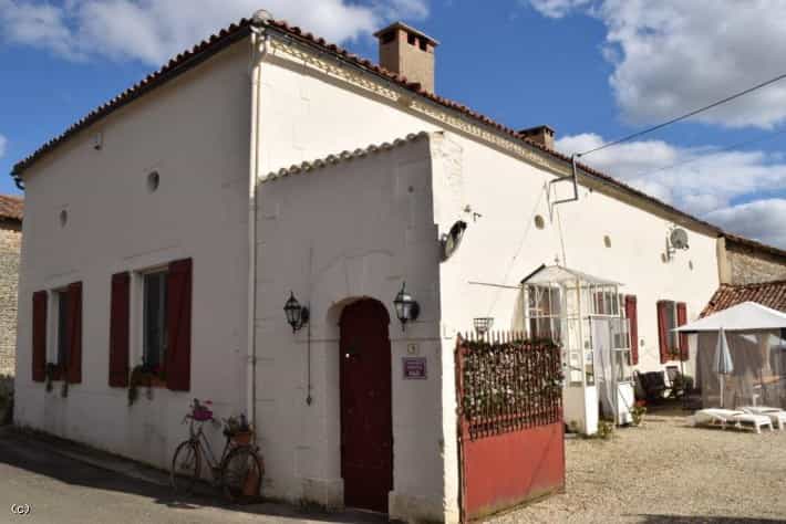 House in Civray, Nouvelle-Aquitaine 10102069