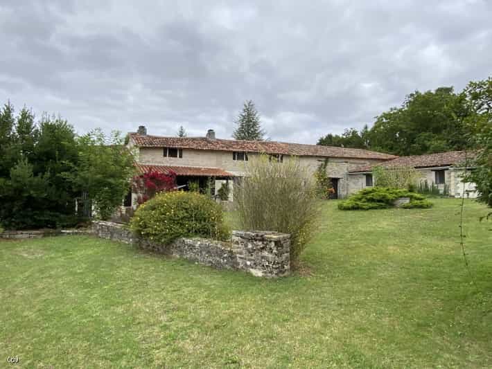 House in Villefagnan, Nouvelle-Aquitaine 10102102
