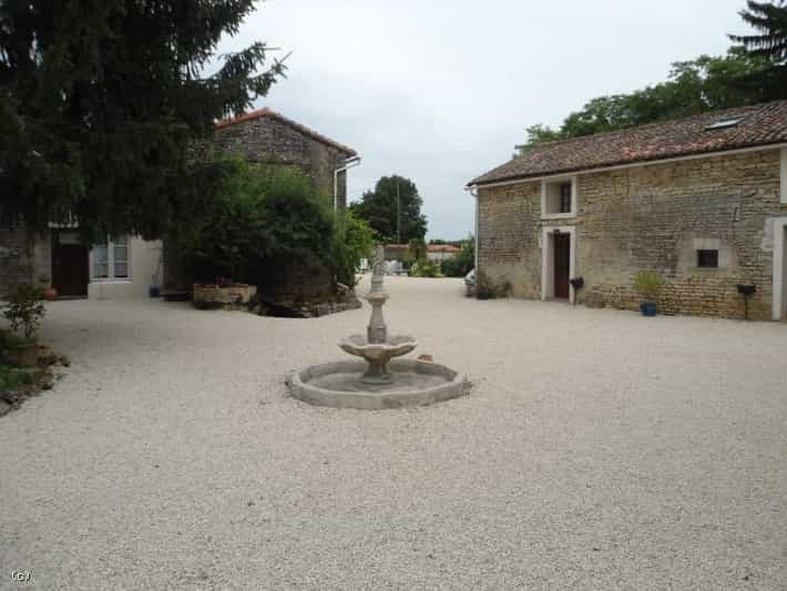 Rumah di Villefagnan, Poitou Charentes 10102121