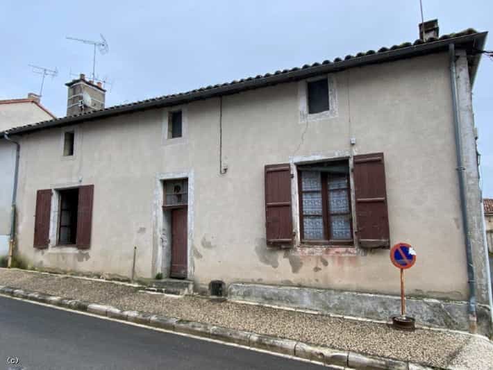 σπίτι σε Ruffec, Nouvelle-Aquitaine 10102133