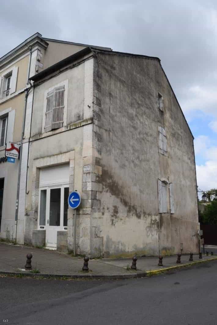 Toimisto sisään Ruffec, Poitou Charentes 10102154