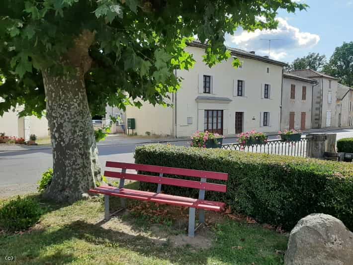 Будинок в Champagne-Mouton, Poitou Charentes 10102187