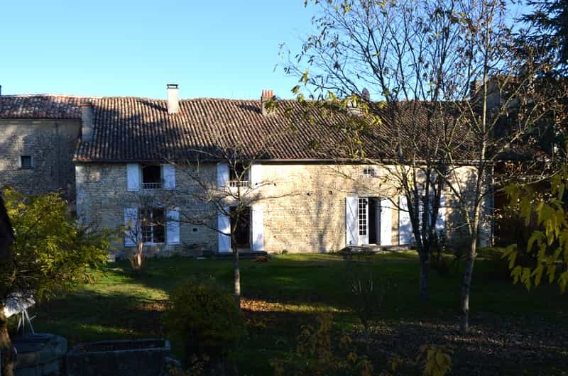 House in Limalonges, Nouvelle-Aquitaine 10103174