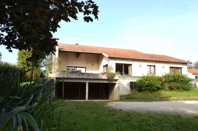 Hus i RUFFEC, Poitou-Charentes 10103183